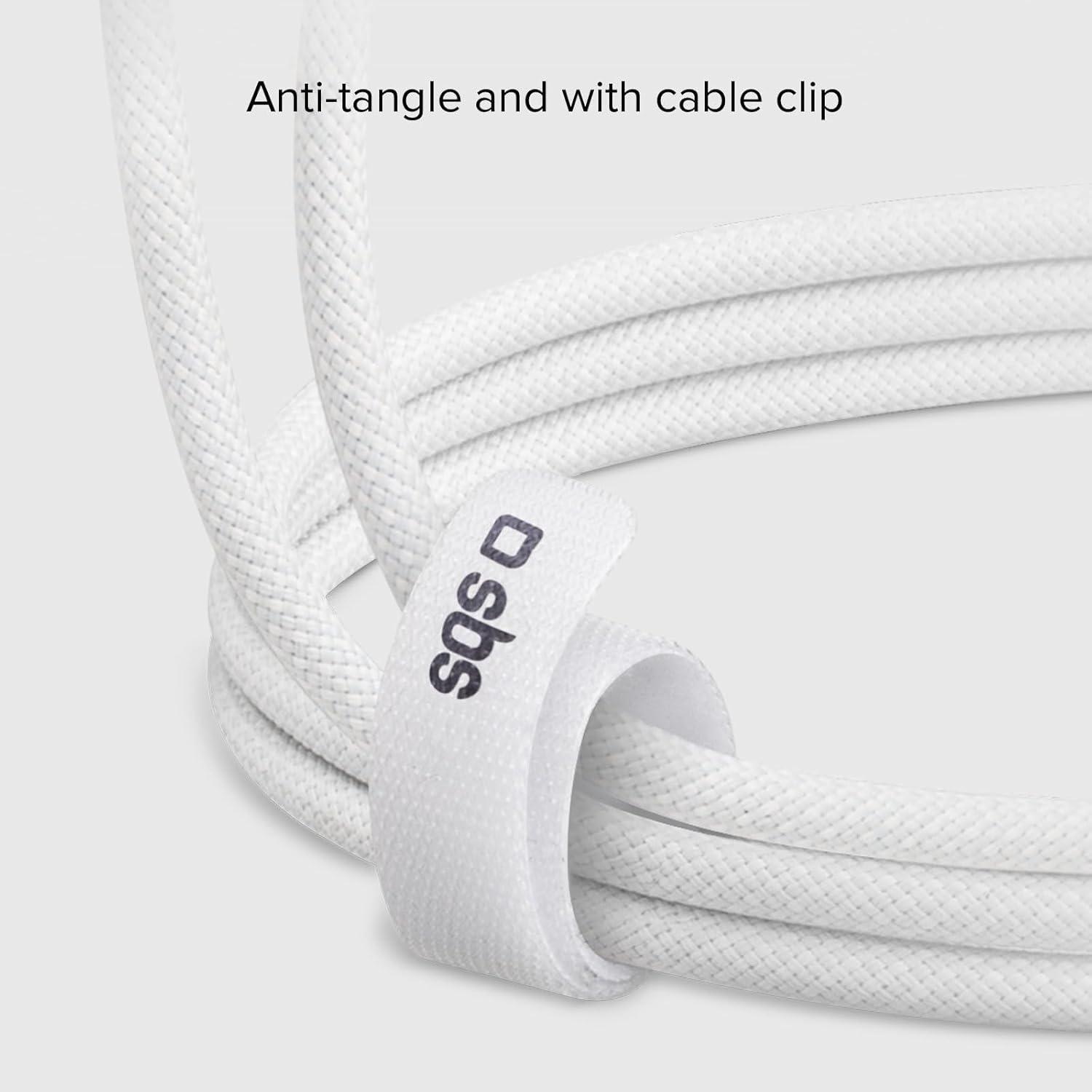 cavo usb type c in tessuto collegato a caricatore e telefono per ricarica rapida