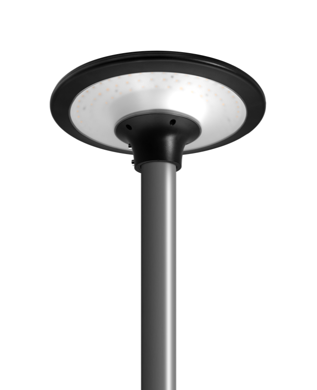 lampione stradale led solare installato lungo vialetto esterno in uso crepuscolare