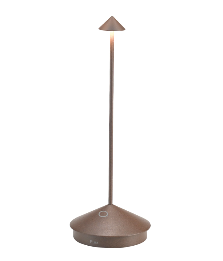 Lampada LED da tavolo ricaricabile Zafferano Pina corten su tavola imbandita