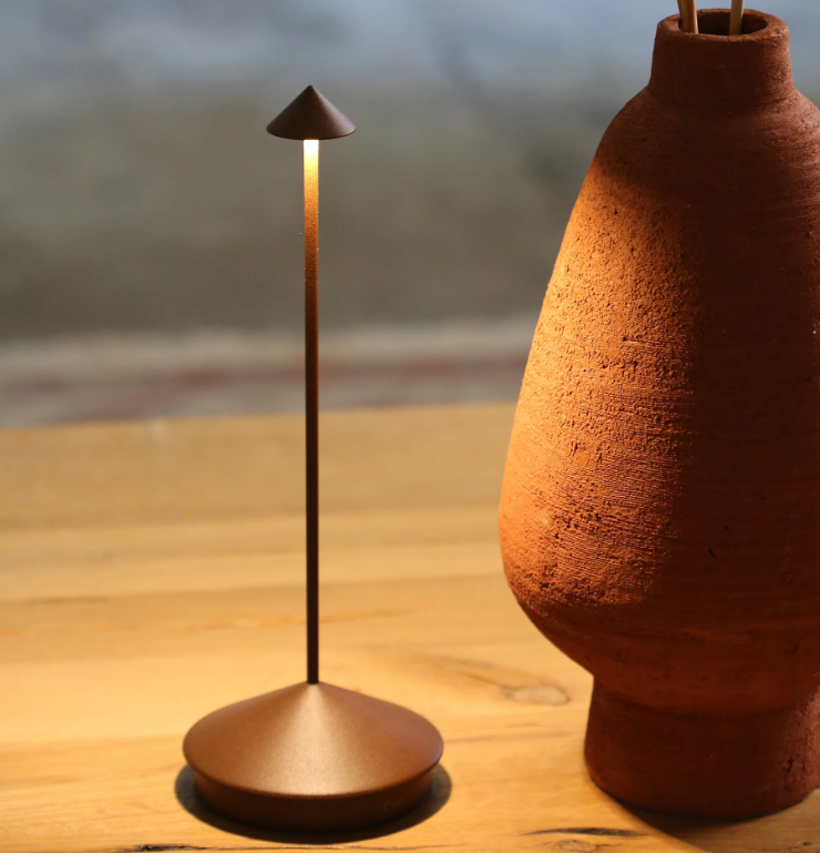Lampada LED ricaricabile da tavolo Zafferano Pina vista su sfondo bianco