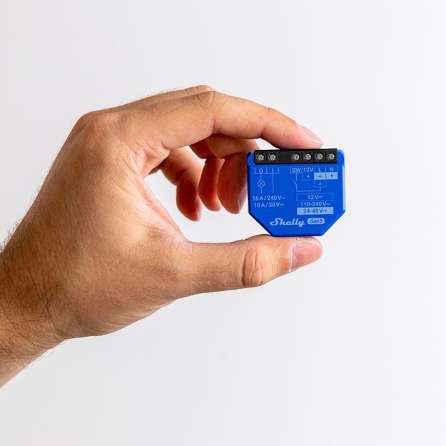 Relu00e8 interruttore WiFi DALES smart posizionato su un piano bianco per uso domotico 16A