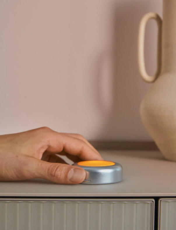 lampada led smart ledvance twist & shake rgb su superficie d'arredo accesa in ambiente moderno