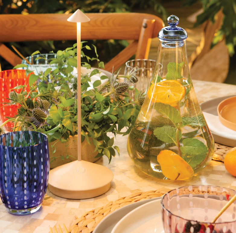 lampada da tavolo touch dimmerabile sabbia zafferano pina in uso domestico