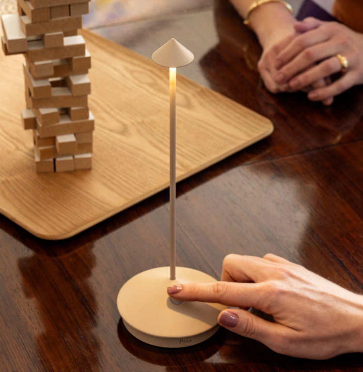 lampada led portatile da tavolo sabbia zafferano pina visione frontale