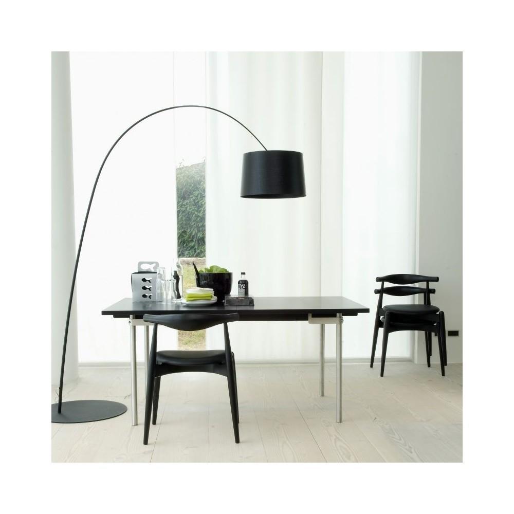 Lampada da terra Foscarini Twiggy nera installata in ambiente living contemporaneo