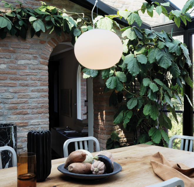 Lampada sospensione Ideal Lux installata in zona pranzo ambiente elegante