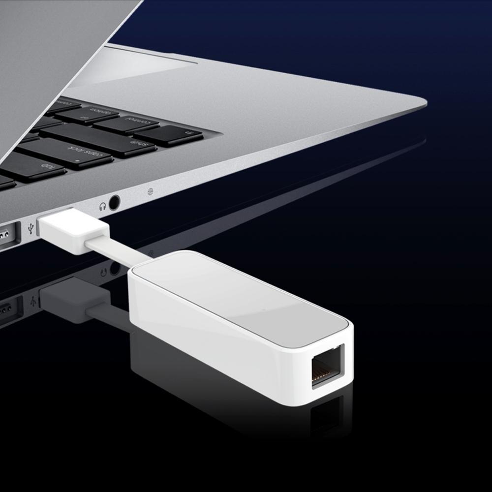 Adattatore TP-LINK UE300 collegato a notebook tramite porta USB