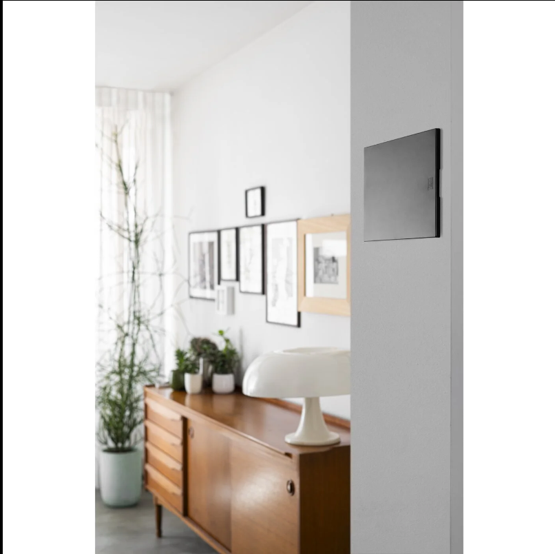 frontale centralino da incasso nero installato a parete