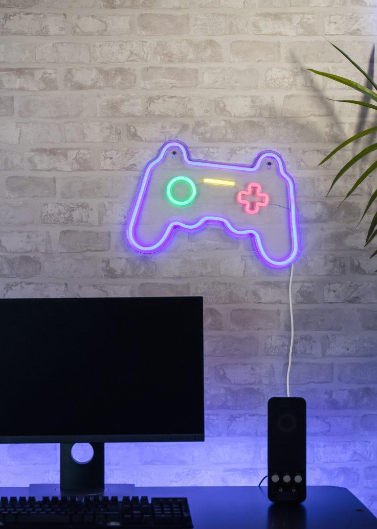 applique decorativa gamer led installata a parete sopra postazione pc