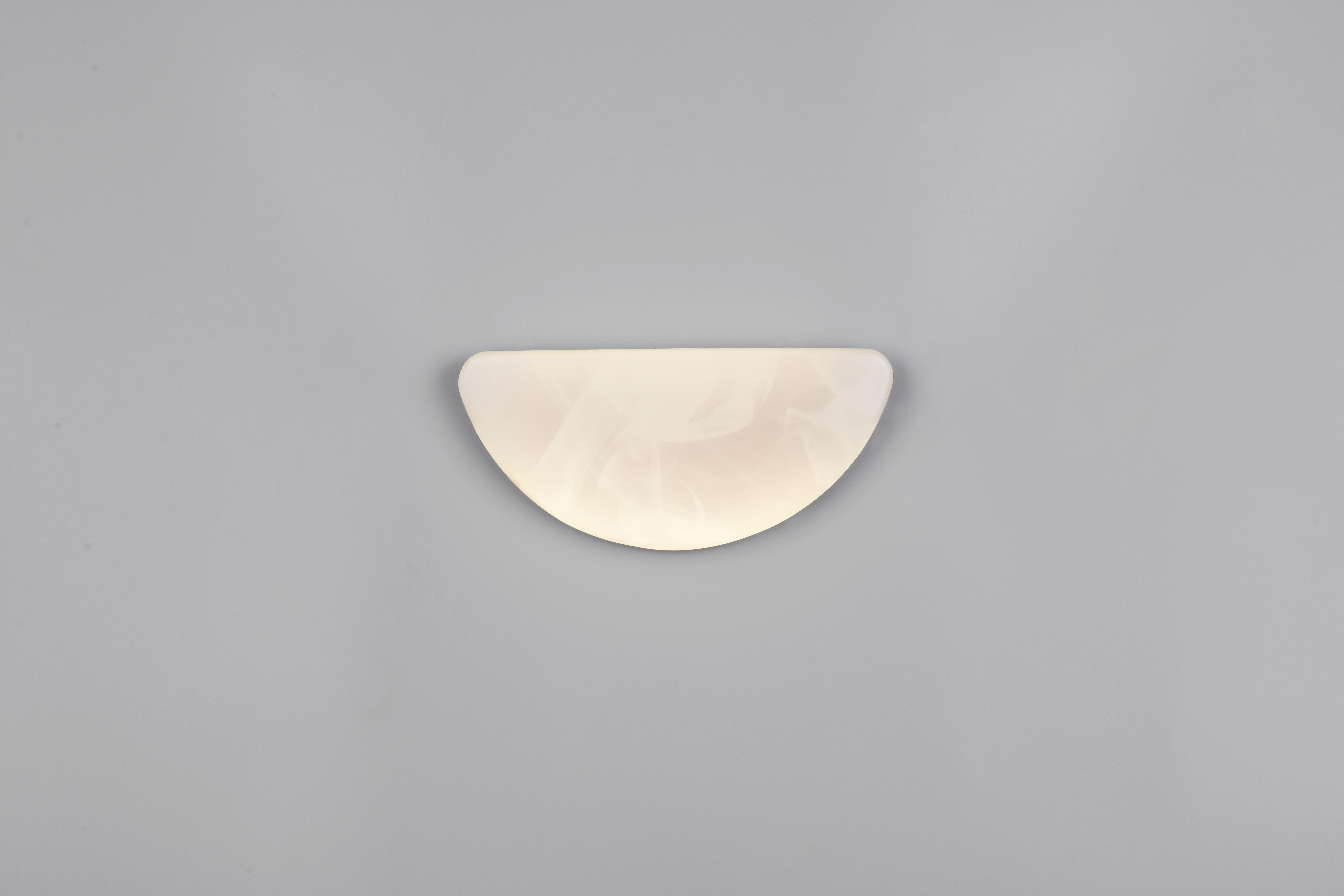 applique led semicircolare effetto alabastro su parete grigia