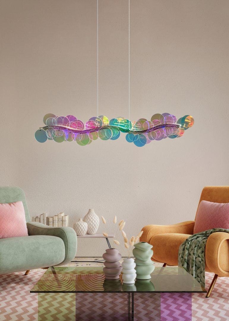 sospensione led iridescente in ambiente soggiorno