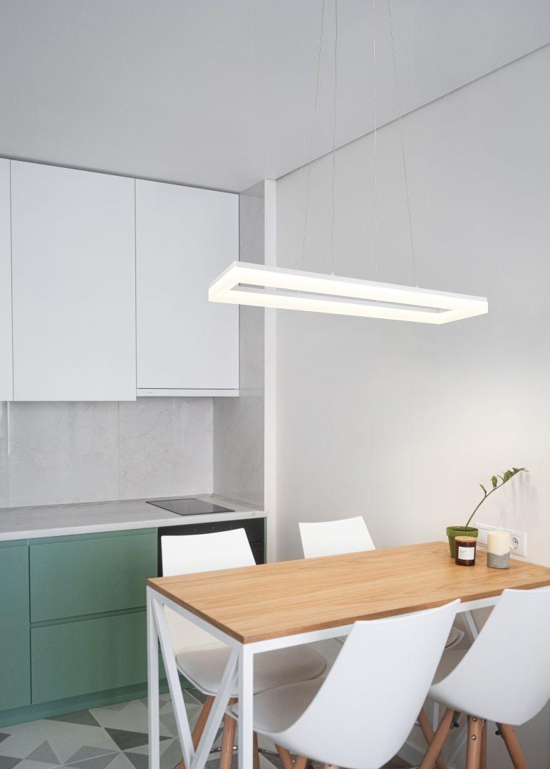 lampada sospensione LED rettangolare installata in cucina moderna trio lighting bianco opaco