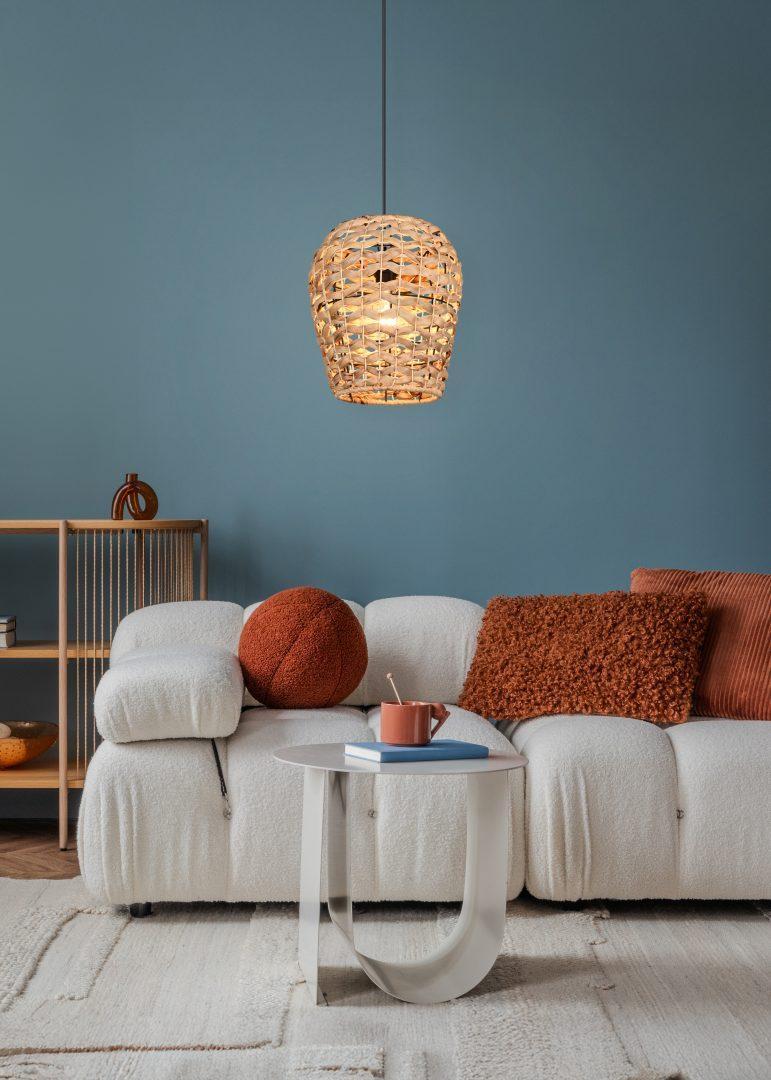 Lampada a sospensione giacinto du2019acqua installata sopra divano in salotto moderno