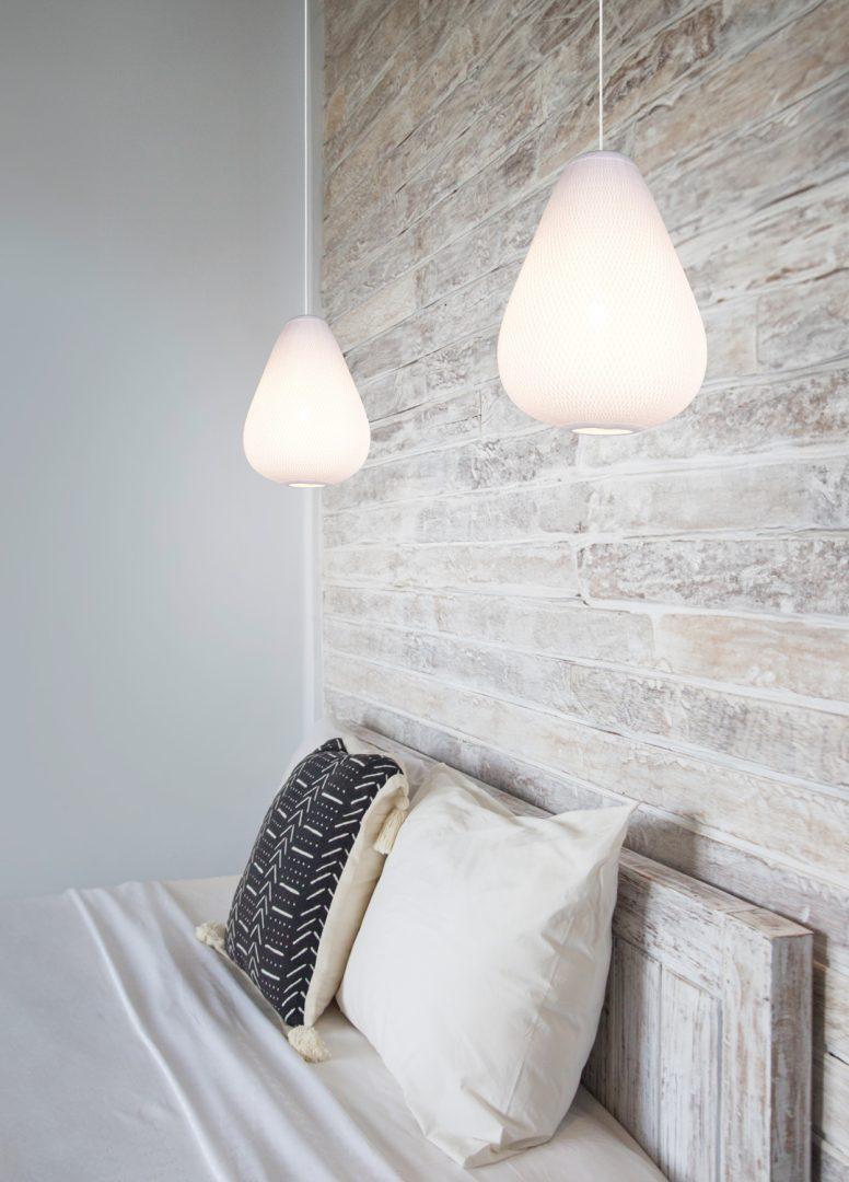 lampada sospensione installata sopra letto ambiente moderno design elegante trio lighting r36241001