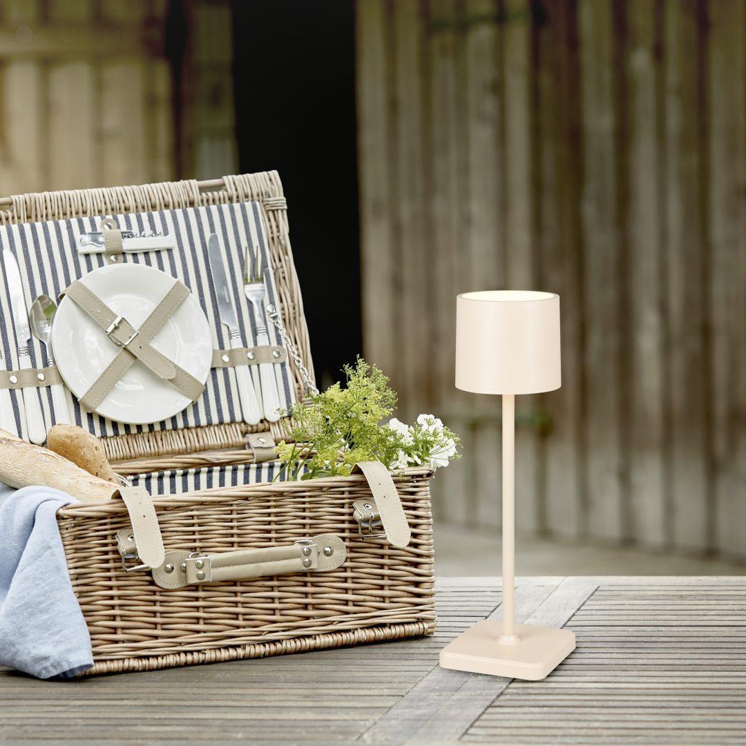 Lampada da tavolo LED Trio Lighting in ambientazione moderna