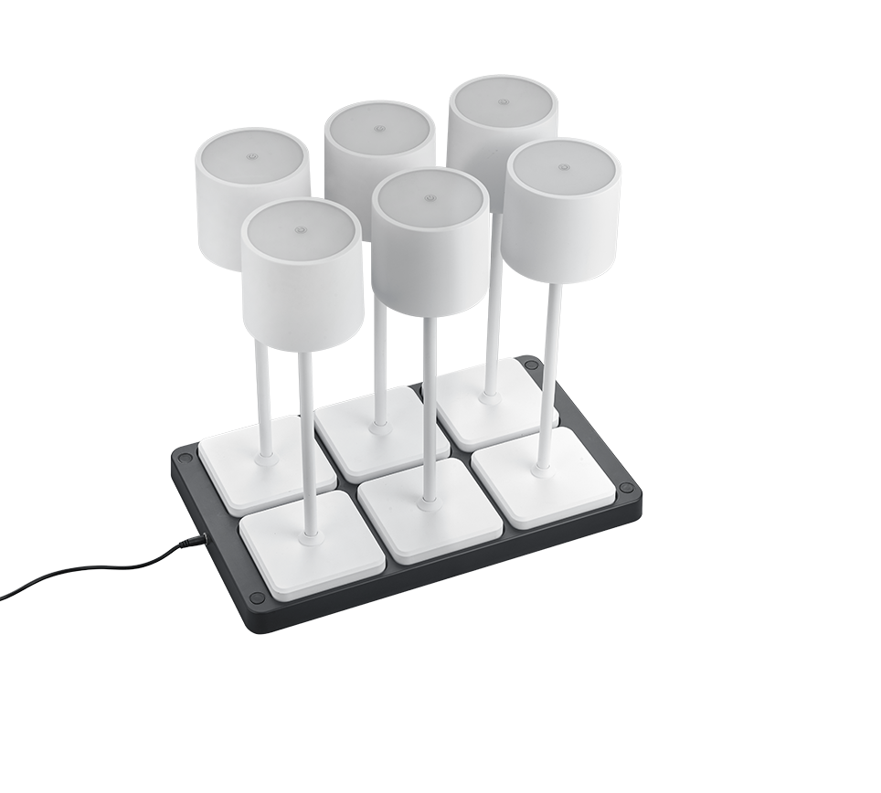 lampade da tavolo LED bianche disposte su base di ricarica multipla vista dall alto