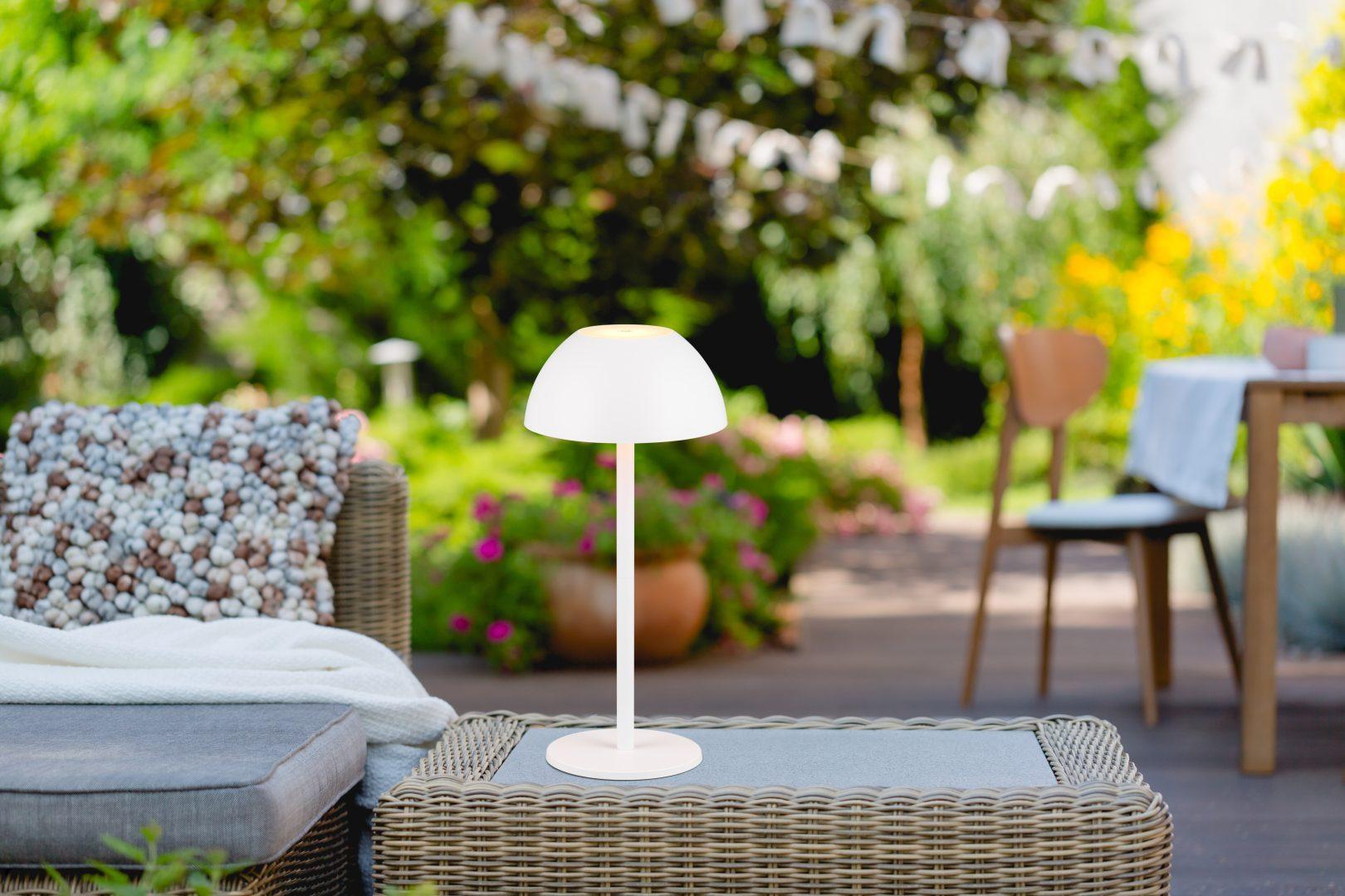 lampada da tavolo LED bianca design minimalista vista frontale su sfondo bianco isolato