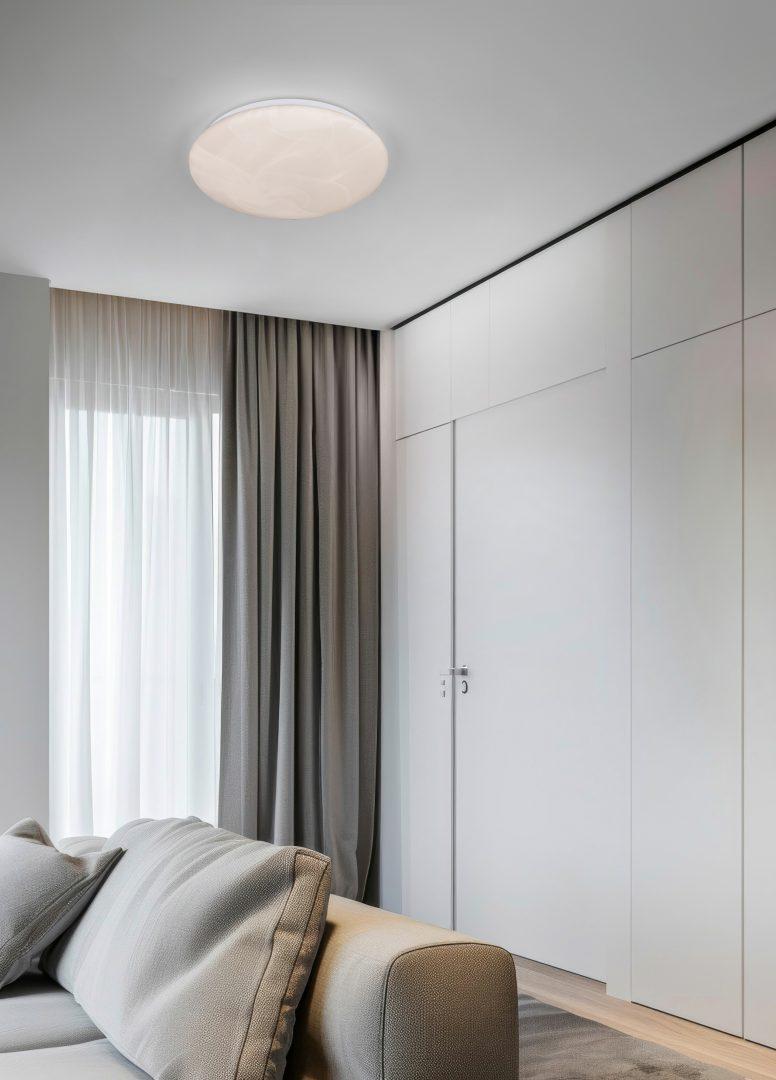 plafoniera led a soffitto installata in ambiente interno luce neutra