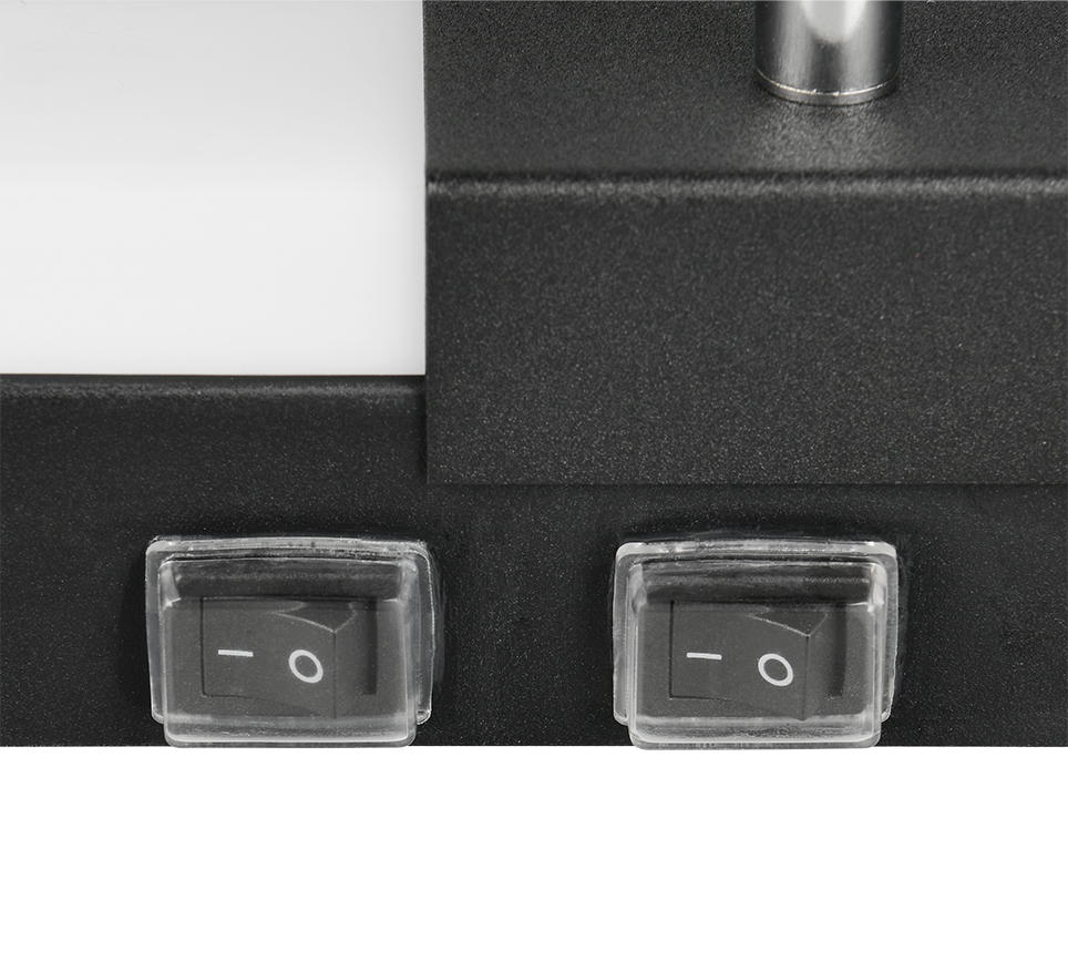 dettaglio interruttori separati su applique da parete nera opaca