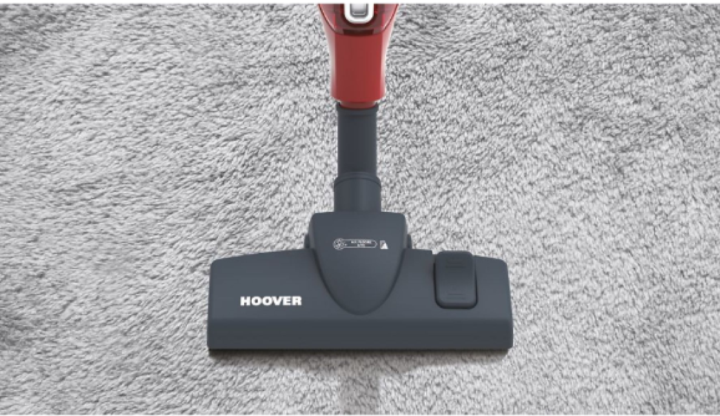 Scopa elettrica Hoover impugnata durante la pulizia con spazzola