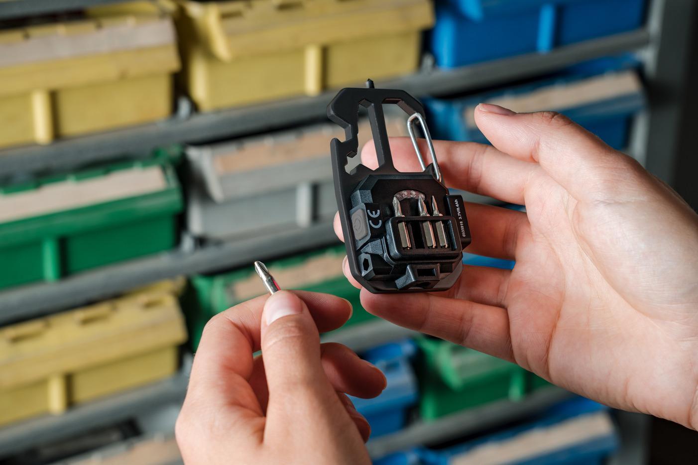 mini torcia led multifunzione brennenstuhl usata in ambiente officina