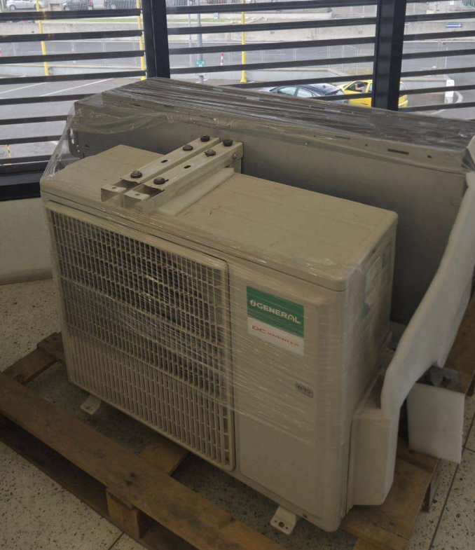 unita esterna climatizzatore su pallet vista frontale con griglia ventilatore unita esterna climatizzatore su pallet vista frontale con griglia ventilatore