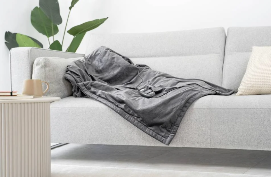 dettaglio termocoperta elettrica grigia morbida con comando integrato