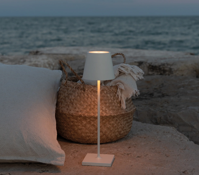 lampada da tavolo led bianca uso esterno lampada da tavolo led bianca accesa in ambiente esterno al tramonto