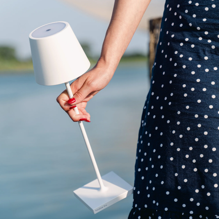 lampada portatile ricaricabile led senza fili lampada portatile ricaricabile led bianca tenuta in mano senza cavo