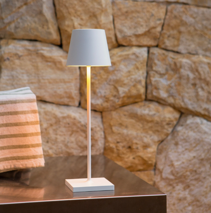 lampada da tavolo led bianca per terrazza e giardino lampada da tavolo led bianca su piano appoggio in ambiente esterno