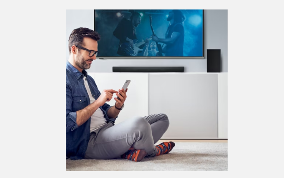 soundbar panasonic installata sotto tv con subwoofer wireless in ambiente domestico