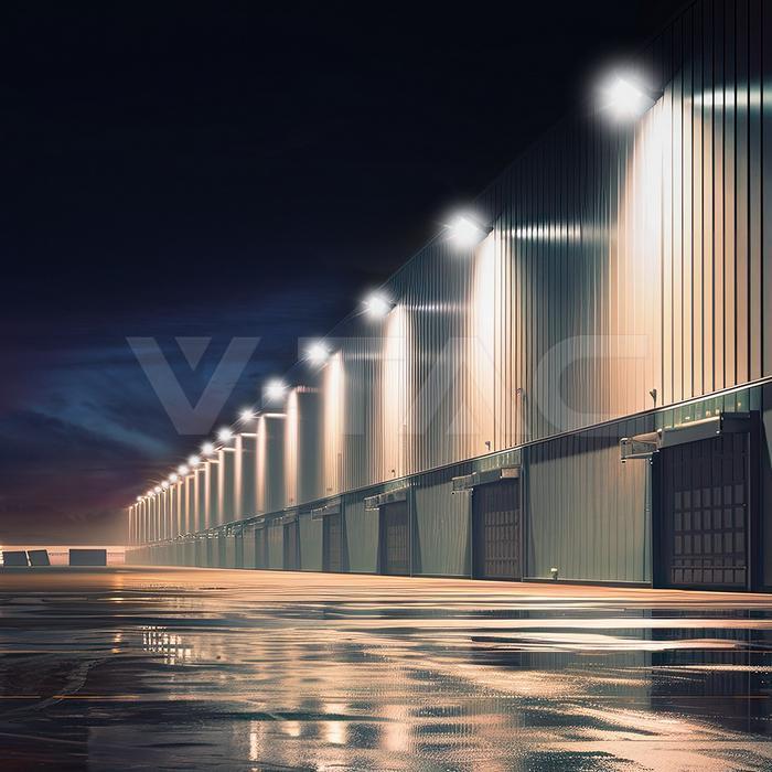 illuminazione esterna con proiettori led su facciata industriale