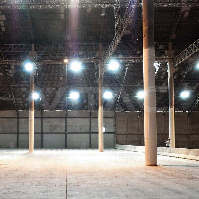 illuminazione industriale con campane led installate in capannone