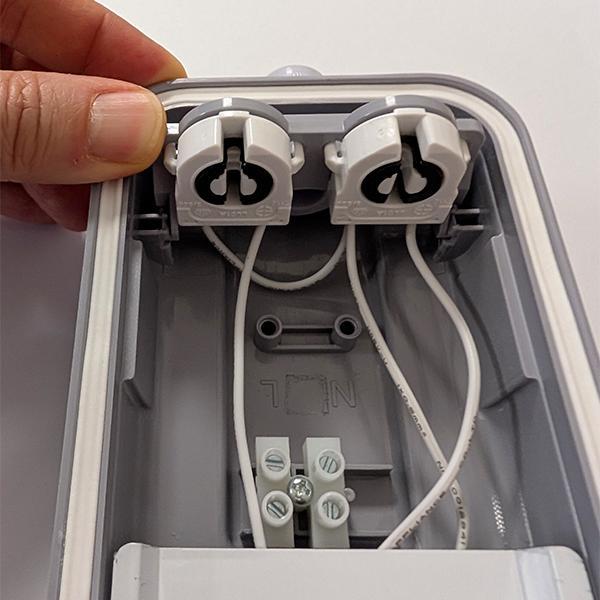 interno plafoniera stagna con portalampade e morsettiera di collegamento