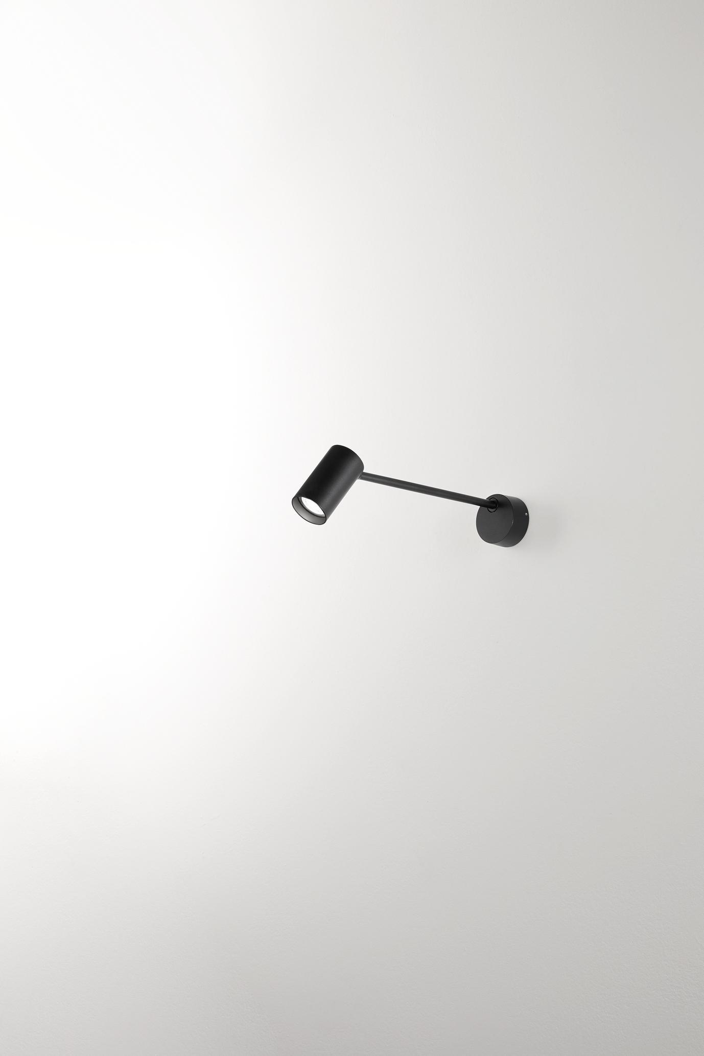 applique orientabile nera da parete con braccio e spot cilindrico