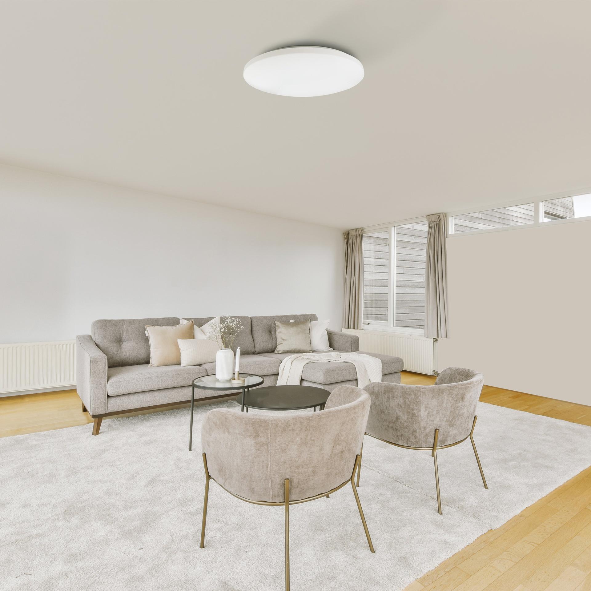 plafoniera tonda bianca installata a soffitto in ambiente interno