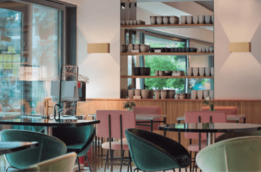 applique led da parete oro installata in ambiente interno luce calda
