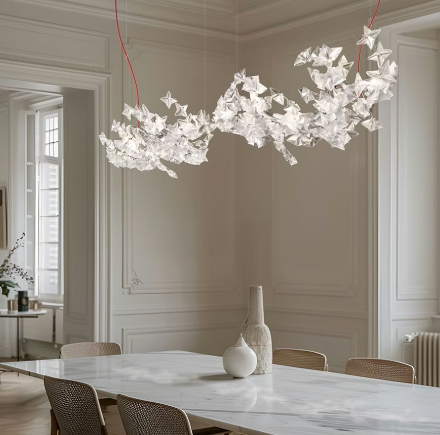 lampada a sospensione slamp hanami large installata sopra tavolo da pranzo prisma trasparente cavo rosso