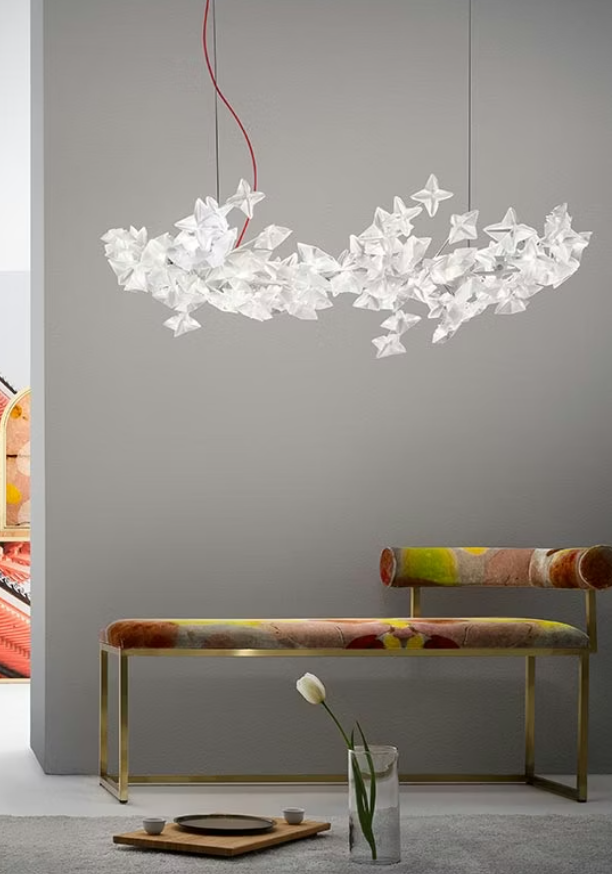 lampada a sospensione slamp hanami large prisma trasparente ambientata su parete grigia cavo rosso
