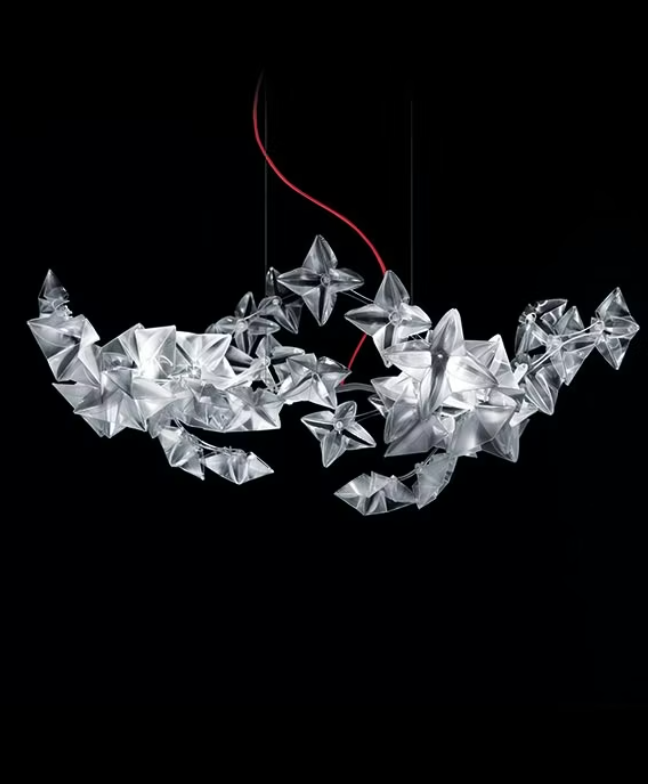 lampada a sospensione slamp hanami large prisma trasparente su sfondo nero con cavo rosso