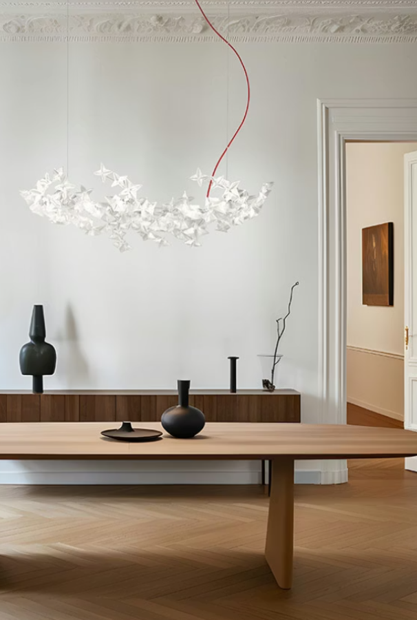 lampada a sospensione slamp hanami large prisma trasparente in soggiorno con cavo rosso