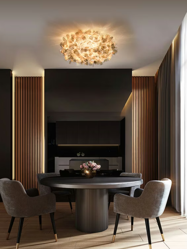 plafoniera soffitto slamp clizia medium oro in sala da pranzo