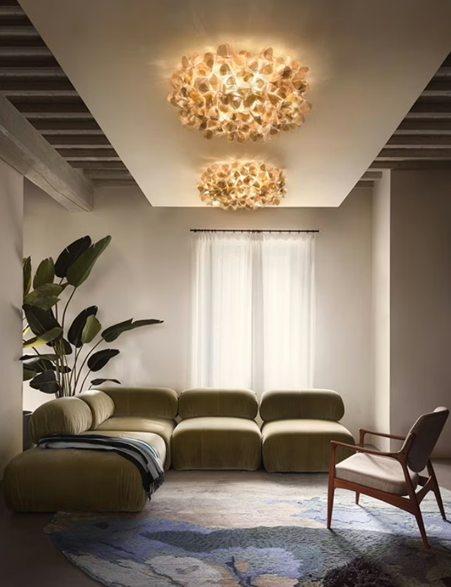 plafoniere slamp clizia oro installate a soffitto in soggiorno