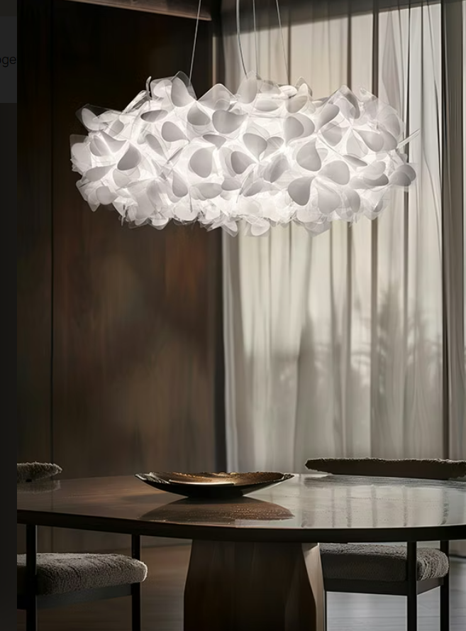 lampada a sospensione slamp clizia bianca sopra tavolo da pranzo