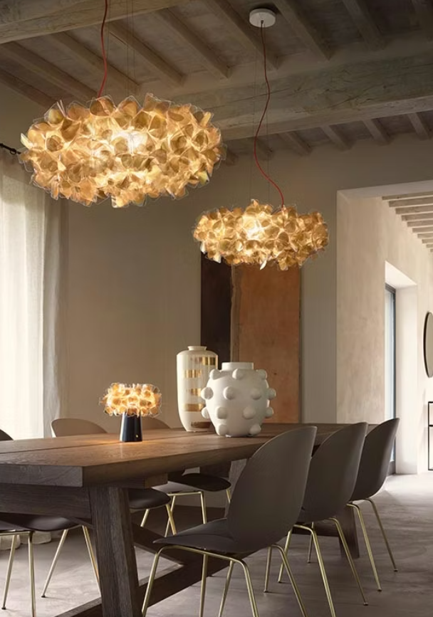 lampade a sospensione e lampada da tavolo slamp clizia in ambiente sala da pranzo