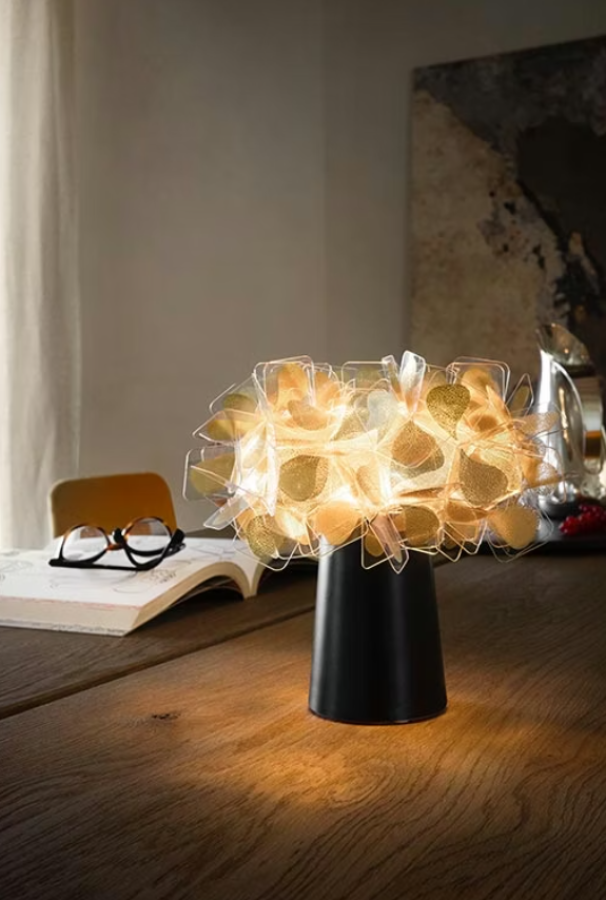 lampada da tavolo slamp clizia a batteria con luce calda su scrivania