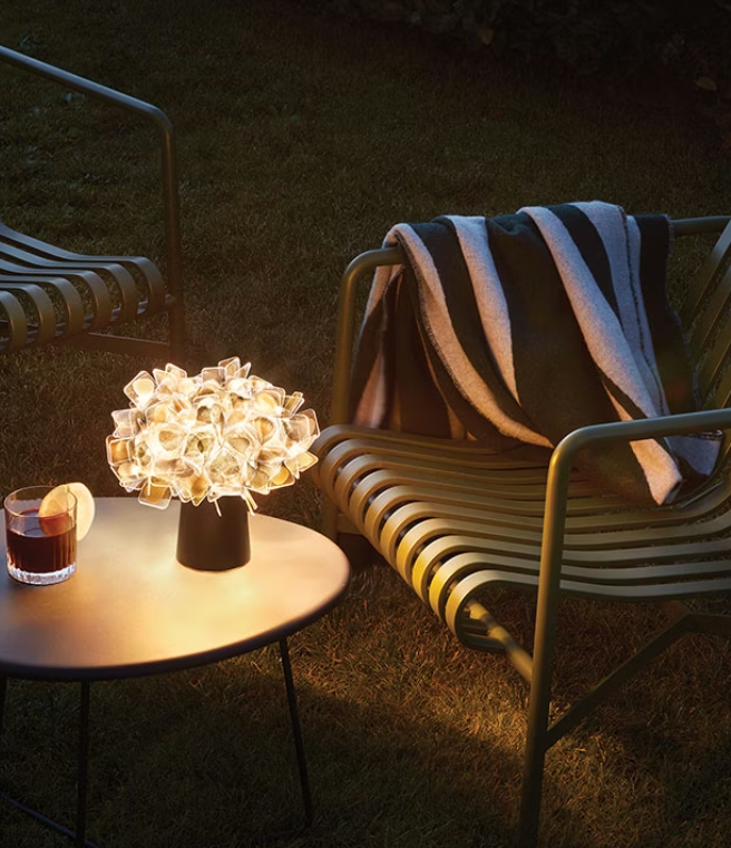 lampada da tavolo a batteria slamp clizia per esterno in ambientazione serale