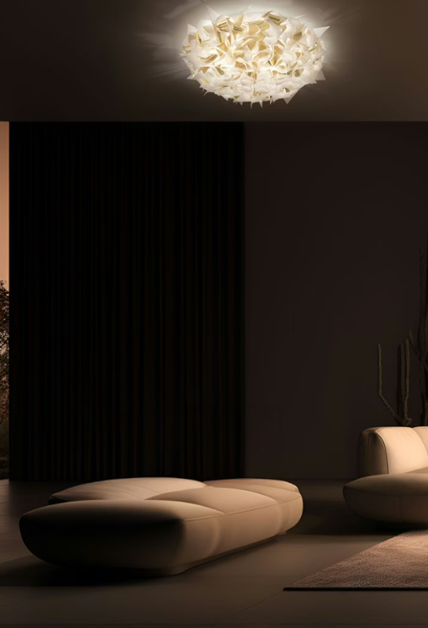 plafoniera slamp veli aurea installata a soffitto in soggiorno