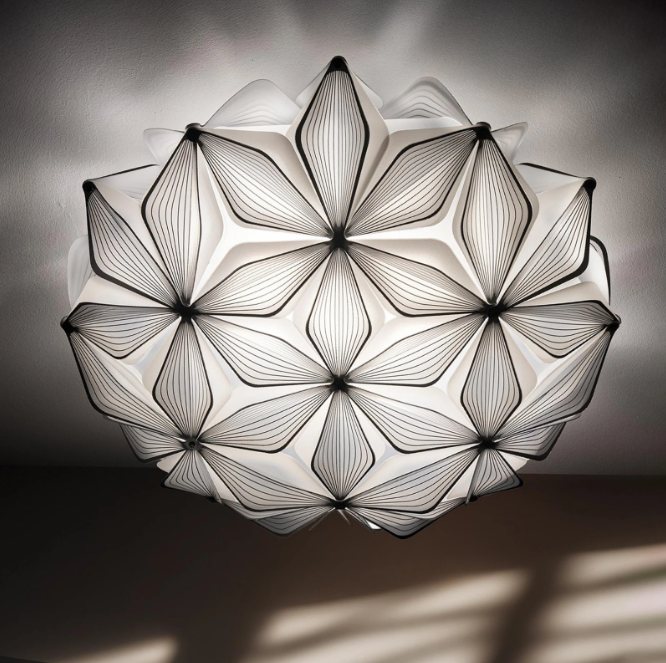 vista frontale plafoniera slamp da soffitto e parete colore nero