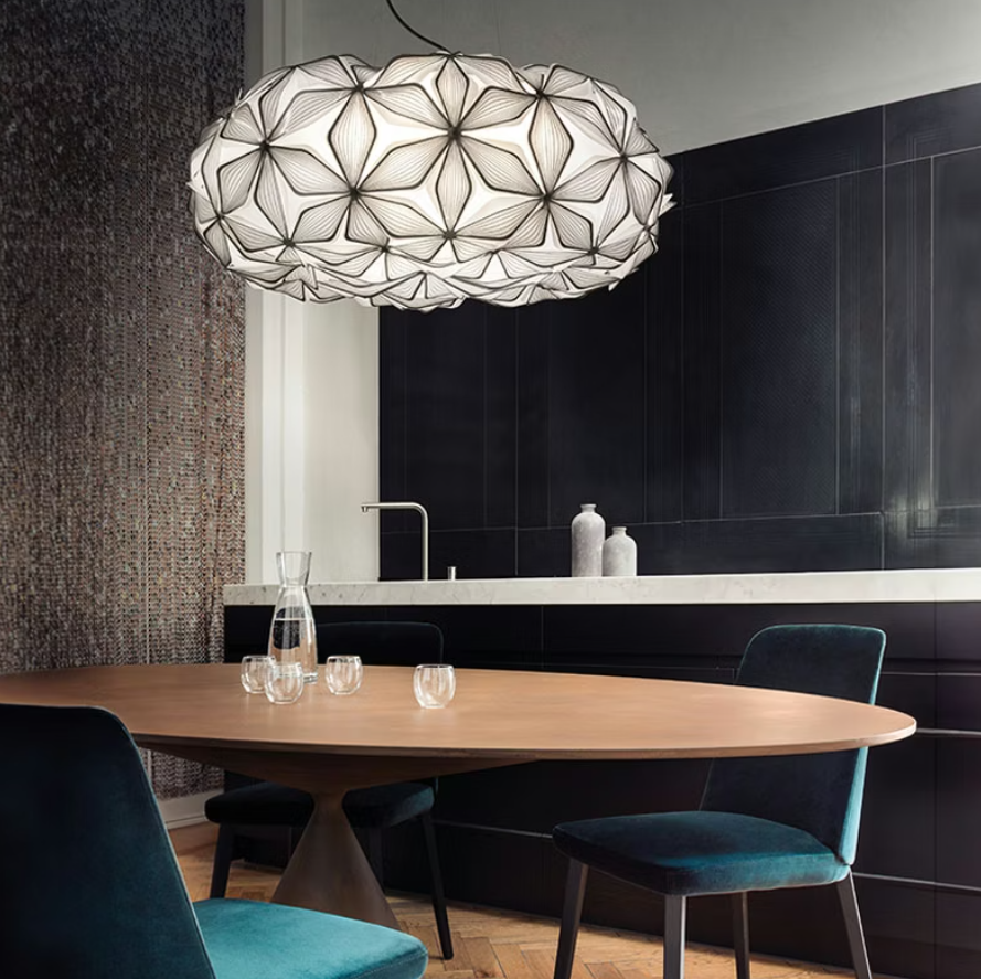 lampada sospensione slamp cest la vie large su tavolo da pranzo